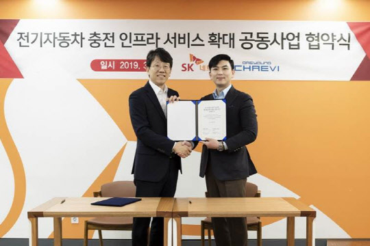 SK네트웍스가 전기차 충전기 전문 업체 대영채비와 '전기차 충전 인프라 확산을 위한 업무협약'을 체결했다. 사진은 윤민호 SK네트웍스 모빌리티 사업개발실장(왼쪽부터)과 정민교 대영채비 대표가 업무협약식에서 기념촬영을 하고 있는 모습. <SK네트웍스 제공>